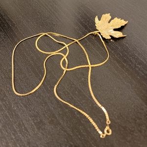 🔴 VINTAGE Unsigned Gold Tone Maple Leaf Pendant Chain Necklace